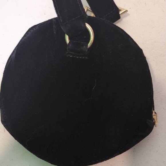Tara Zedah Black Velvet Round Zip Bracelet Bag with Gold Accent 8X8" - Picture 3 of 6